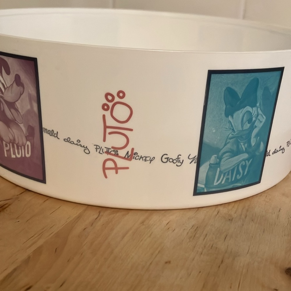 Tupperware / Disney round container.  No lid. EUC!